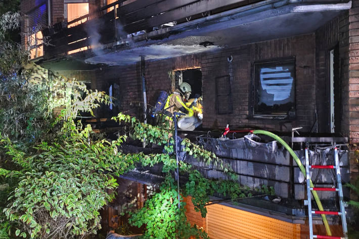 Durch die Hitze der Flammen barsten zwei Fensterscheiben.