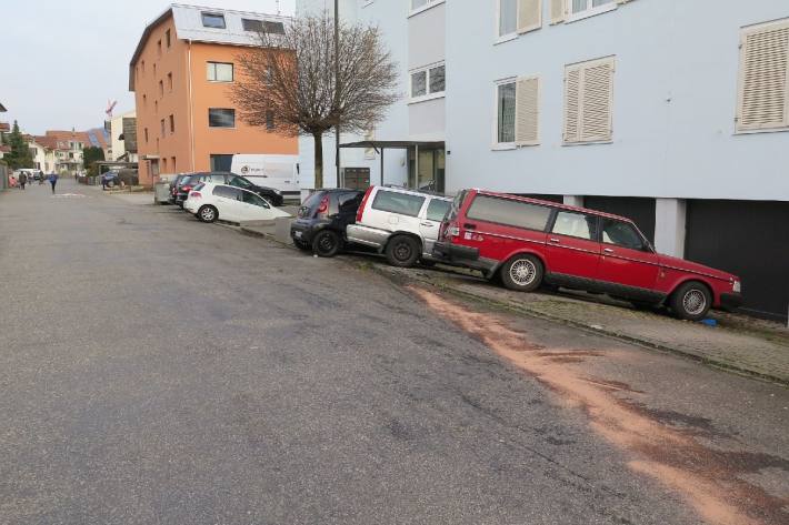 Ein Fahrzeug hat vier parkierte Fahrzeuge beschädigt.