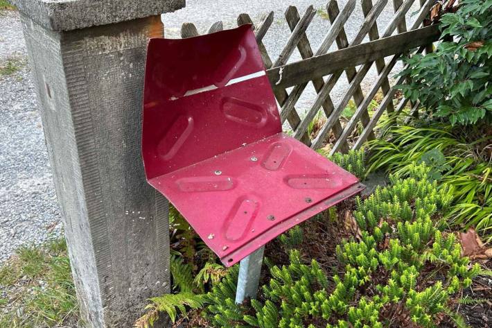 Der gesprengte Briefkasten