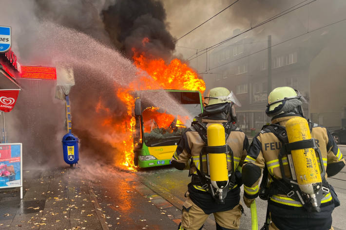 Die Flammen drohten auf die Gebäude überzugreifen.