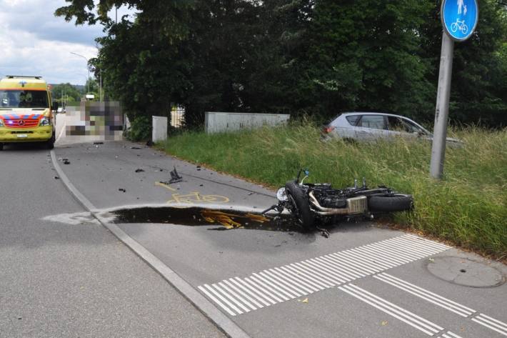 In Feldbrunnen SO kam es zu einer Frontalkollision zwischen Motorrad und Auto.