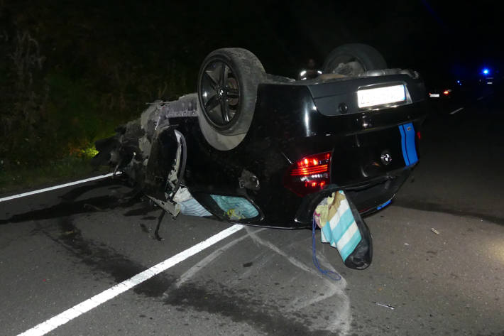 Der Fahrer prallte betrunken gegen einen Baum und überschlug sich mehrfach.