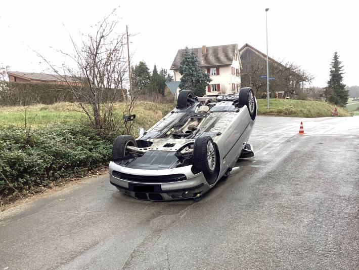 Auto überschlägt sich bei Ausweichmanöver