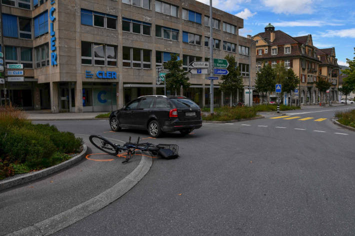 E-Bikerin in Kreisel angefahren.