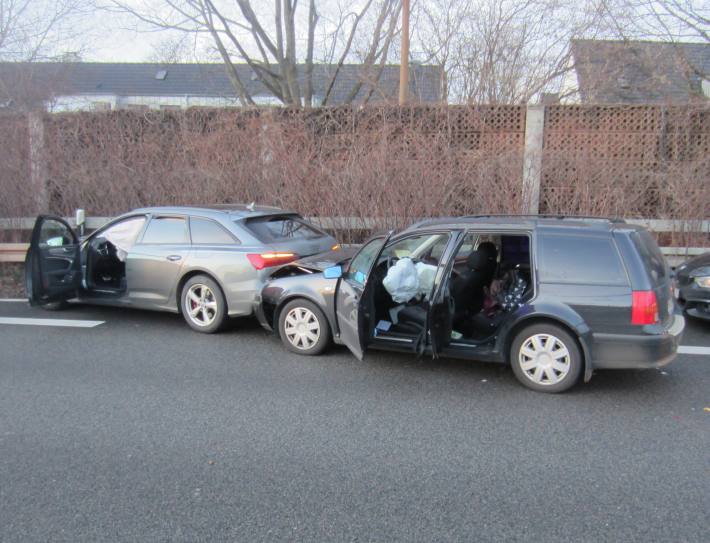 Schwerer Verkehrsunfall mit mehreren Verletzten auf der A40