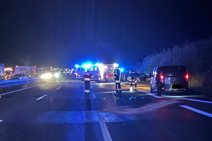 Der Fahrer des VW wurde bei dem Unfall schwer verletzt.