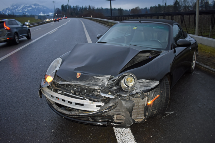 Beim Unfall in Buchrain LU erlitt der Porsche Totalschaden.