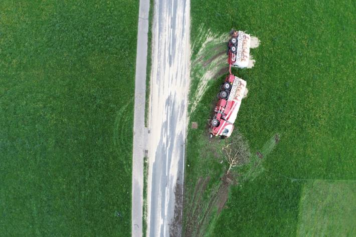 Der Anhängerzug ist nach dem Zusammenstoß zur Seite gekippt