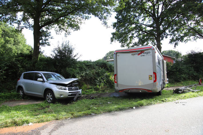 Der Fahrer des Wohnmobils wurde eingeklemmt und schwer verletzt.
