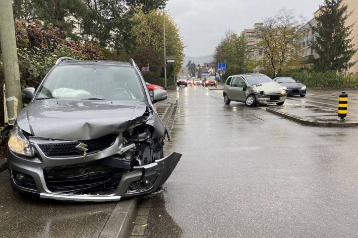 Kollision zwischen zwei Personenwagen  – zwei verletzte Personenund ein toter Hund