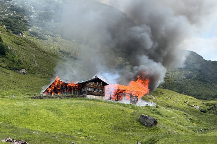 Die eintreffenden Rettungskräfte trafen das Gebäude in Vollbrand an.