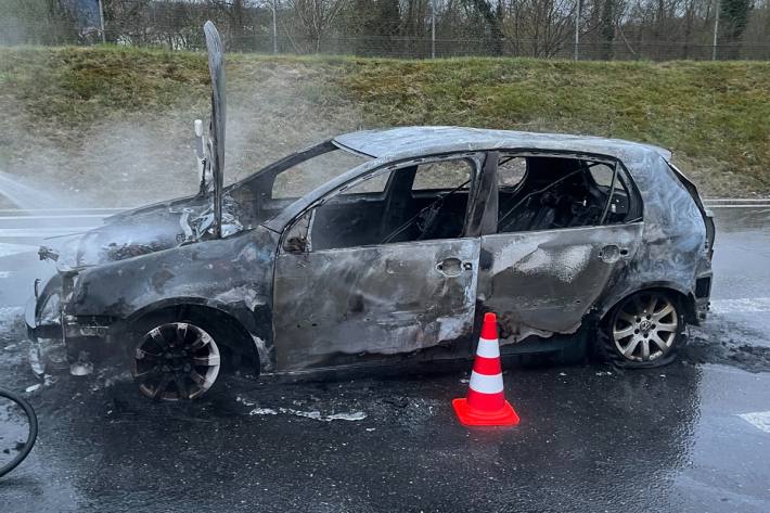 In Buchrain brannte ein Auto komplett aus.