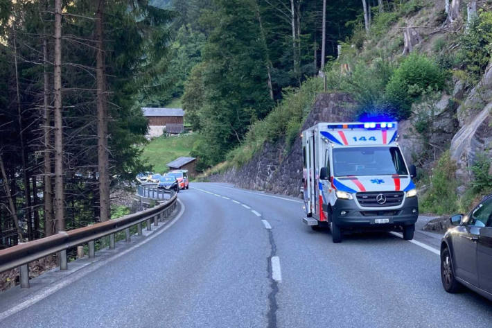 Verunfallten bewusstlosen Radfahrer auf der Strasse liegend gefunden