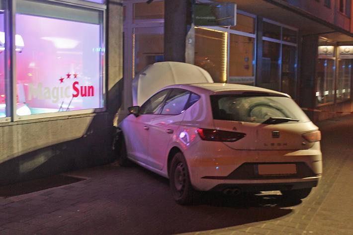 Der nicht mehr fahrbereite weiße Seat Leon wurde in Erkrath  während der Unfallaufnahme am Unfallort von der Polizei sichergestellt