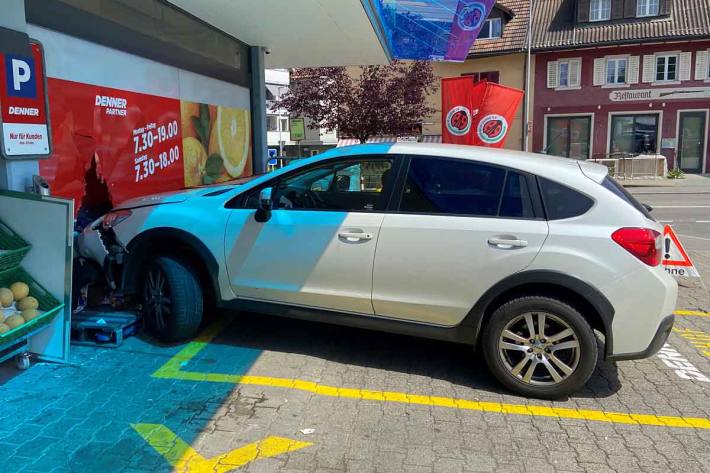 Gestern prallte eine Autolenkerin ins Schaufenster der Denner Filiale in Dottikon