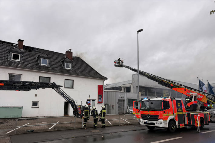 Weitere Feuerwehren unterstützen mit Spezialgerät.