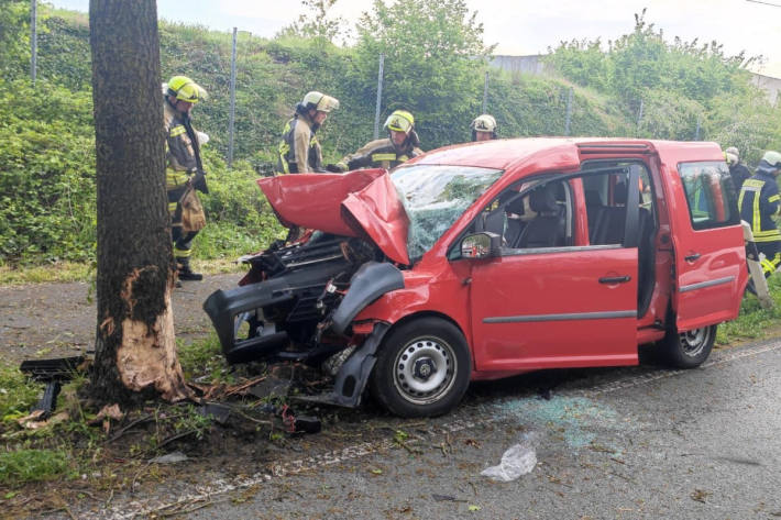 Person nach Unfall eingeklemmt