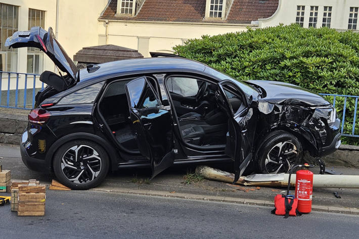 Die Feuerwehr befreite die verletzte Person aus dem Fahrzeug.