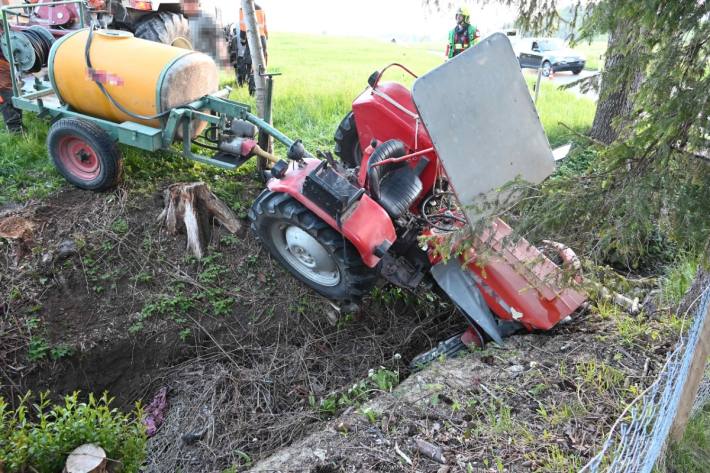 Der Traktor ist in einen Bach gelandet.