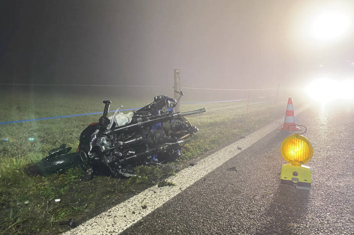 Schreckliche Frontalkollision in der Nacht fordert Tod eines 19-Jährigen