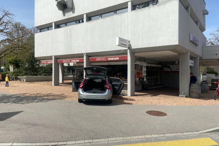 Der Rentner ist ins Schaufenster gefahren.