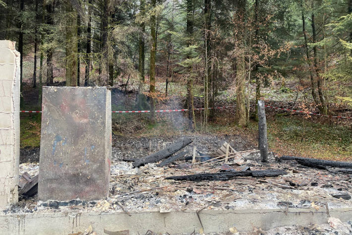 Korporationshütte niedergebrannt in Aesch