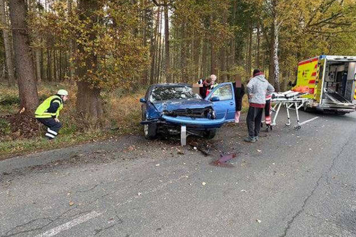 Der junge Fahrer verlor die Kontrolle und prallte gegen einen Baum.