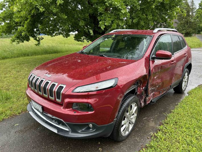 Die Lenkerin des Jeep wurde durch die Kollision leicht verletzt