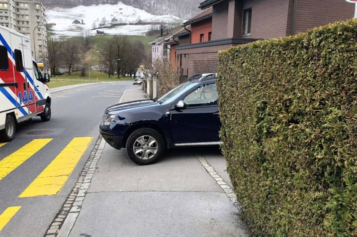 In Glarus kam es gestern zu einer Kollision zwischen einem Kind und einem Auto.