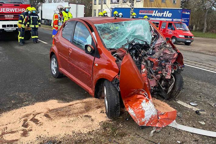 Nach ersten Erkenntnissen kam in Erfurt das Fahrzeug auf gerader Strecke nach rechts von der Straße ab, wo es mit einem Baum kollidierte