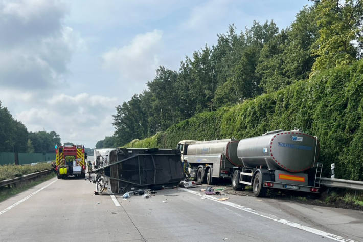 Ein Pkw mit Wohnwagen-Anhänger kollidierte mit einem Lkw.
