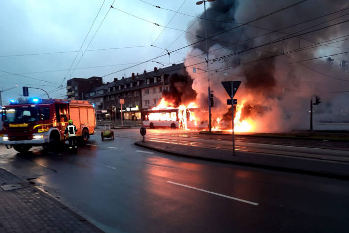 Mit einem massiven Löschangriff konnten die Feuerwehrmänner den Brand unter Kontrolle in Horst bringen