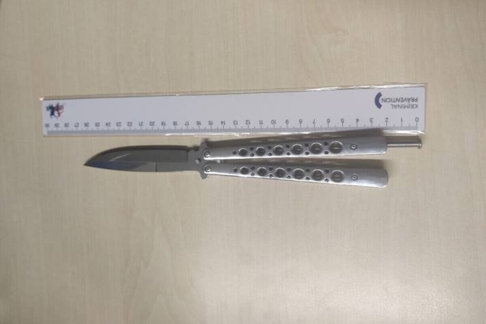 Mit einem Butterflymesser die Motorhaube zerkratzt