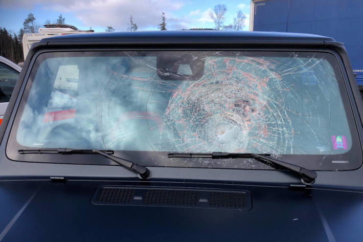 Ungenügend gesicherte Ladung fliegt Auto in Frontscheibe