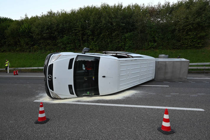 Kleinbus mit acht Insassen verunfallt auf der A1 bei Oberbüren