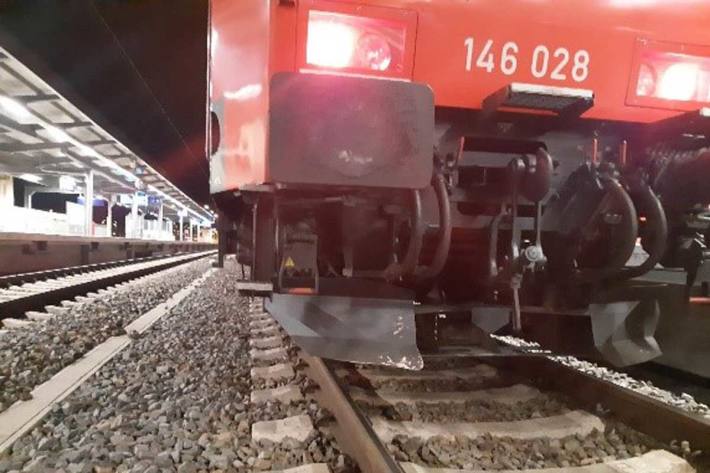 Der Lok wurde in Magdeburg  zur Sichtung nach eventuellen Schäden in die Bahnwerkstatt gebracht