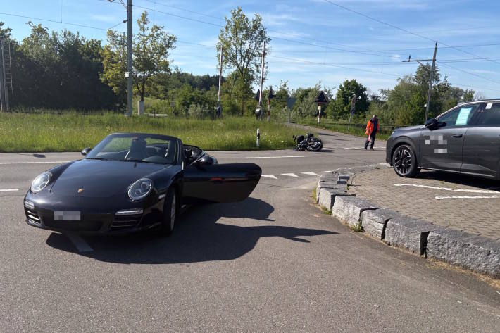 Verkehrsunfall zwischen Auto und Motorrad