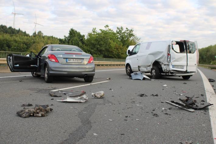 Der Peugeot fuhr ungebremst auf einen liegengebliebenen Transporter auf.
