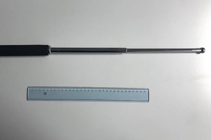 Bei dem Mann stellten in Wien die Beamten zwei Pfeffersprays und eine Stahlrute sicher