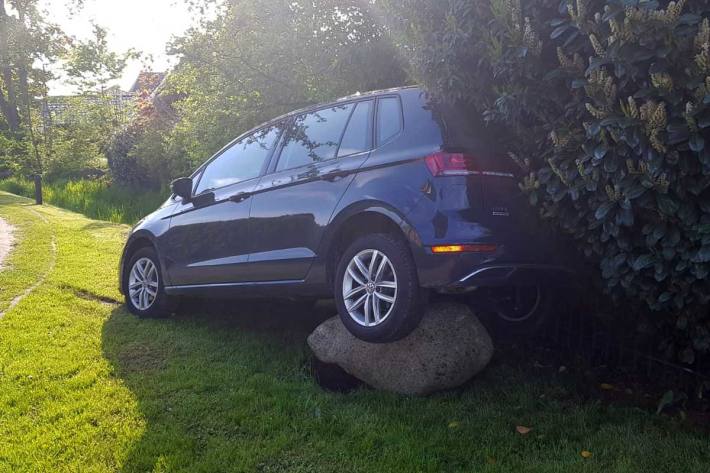 In Horneburg verloren die Täter die Kontrolle über den VW und blieben beim Rückwärtsfahren auf einem Felsstein hängen