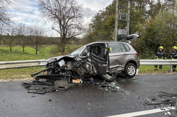 Das Ehepaar wurde eingeklemmt und musste von der Feuerwehr befreit werden.