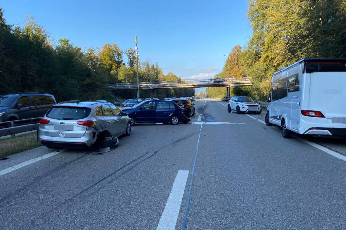 Auffahrkollision mit vier Fahrzeugen auf der A1 bei Derendingen, mehrere Personen verletzt