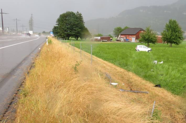 In Mollis ereignete sich af der A3 wegen Aquaplaning ein Unfall.