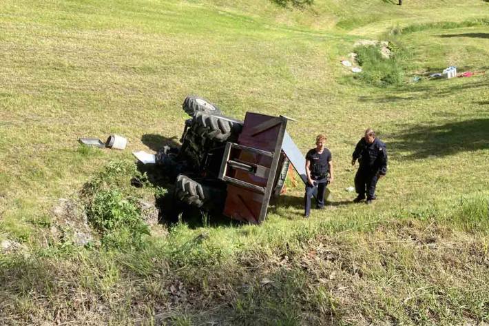  Traktor überschlug sich auf Böschung 