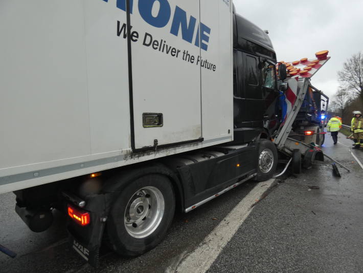 Fahrzeugführer und Kind bei Unfall auf A27 verletzt – stundenlange Sperrung