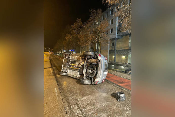 Bei Unfall in Uster mit Fahrzeug überschlagen