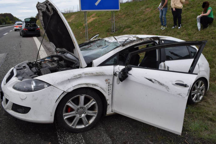 Der PKW eines 25-jährigen überschlug sich mehrfach, wobei der Fahrer und 3 weitere Fahrzeuginsassen verletzt in Mehlingen wurden