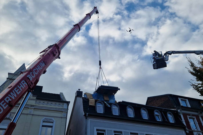 Das Dach wird Stück für Stück abgetragen.