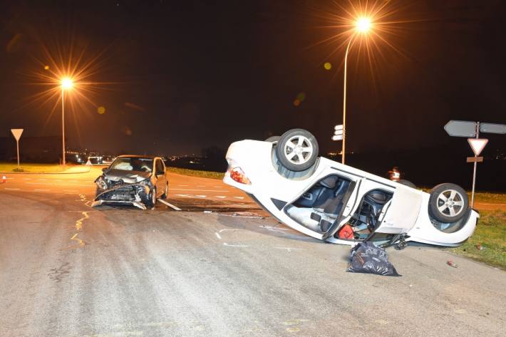 Vier Personen wurden bei der Kollision verletzt.