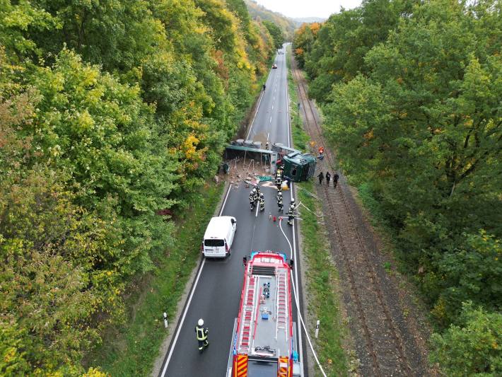 Sattelzug liegt nach Unfall quer auf der Bundesstraße 516